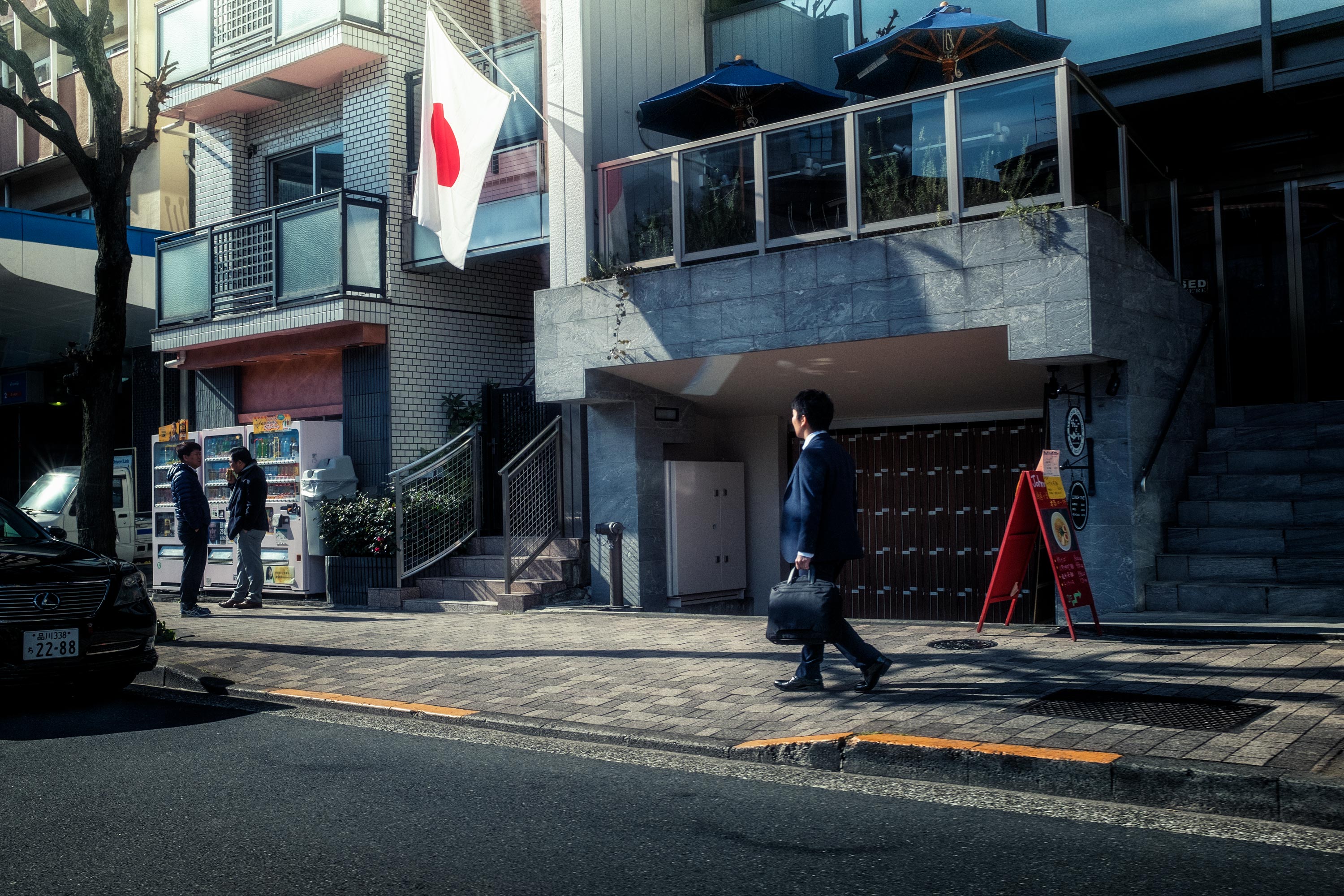 Japaner kommt von der Arbeit und geht auf der Straße
