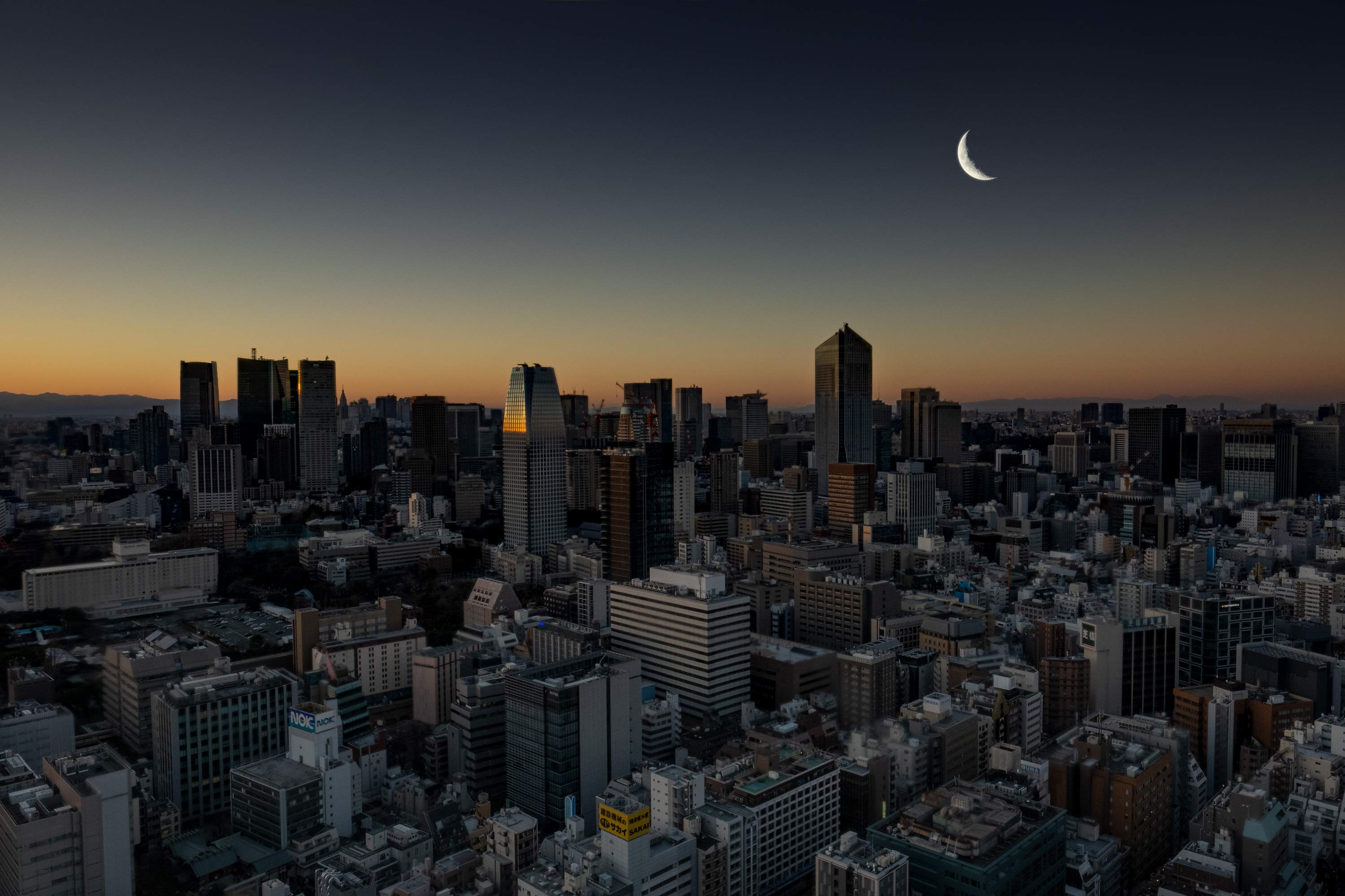 Tokio ohne Beleuchtung bei einem Blackout mit Mond