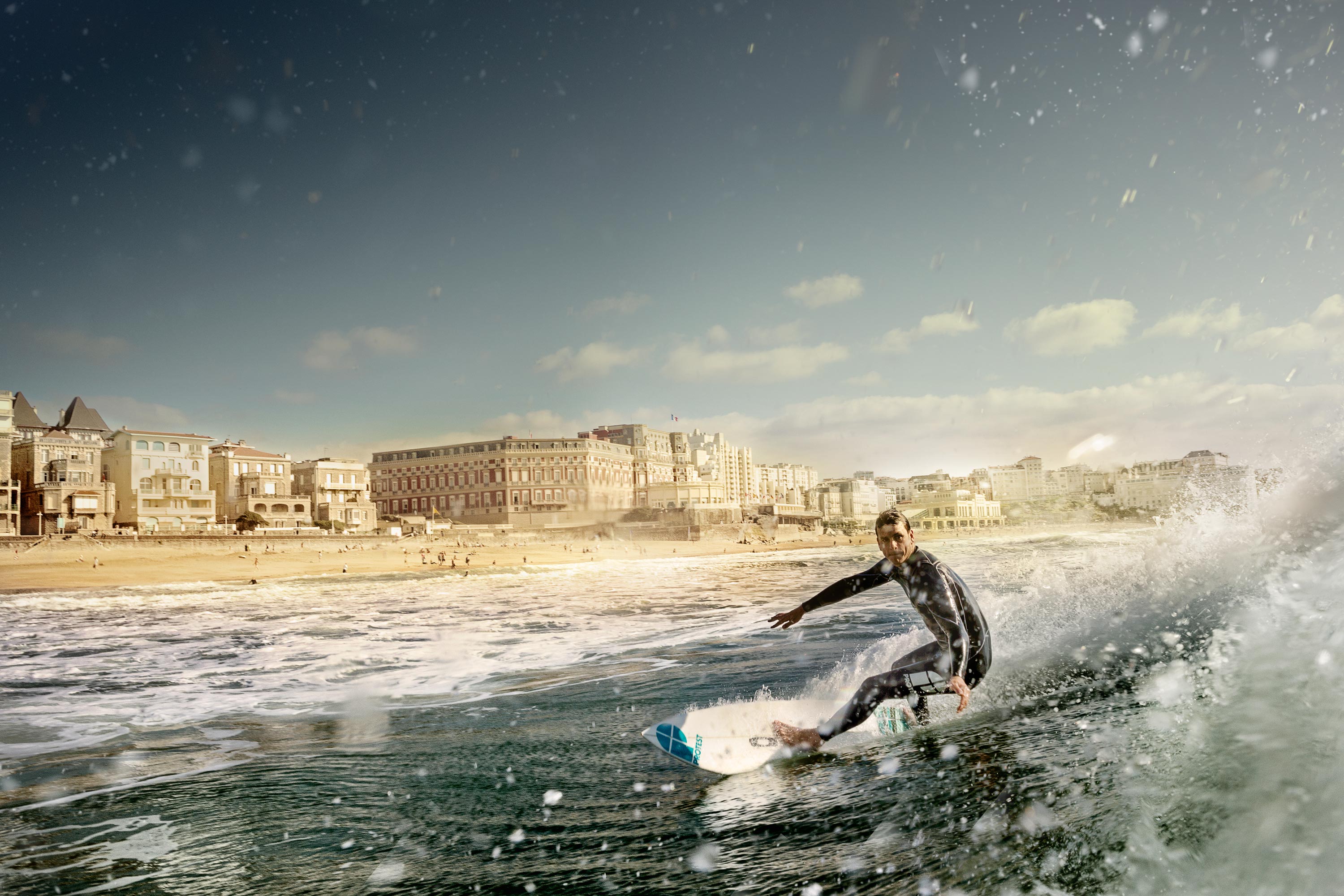 Surfer in den Wellen von Biarritz-Frankreich