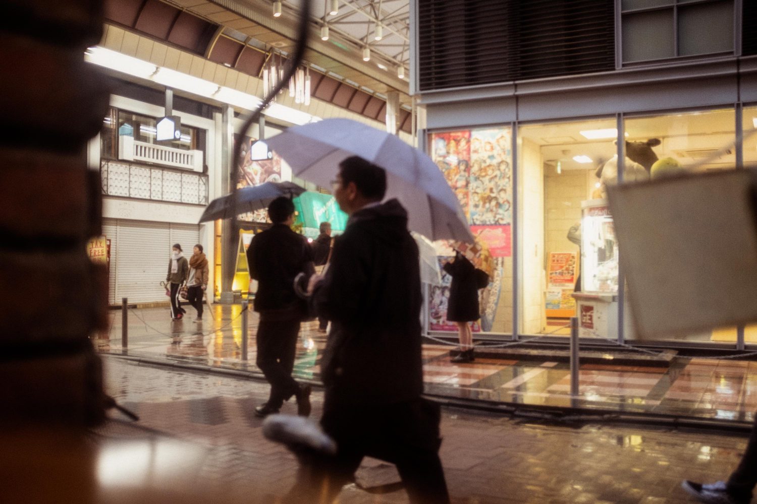 Regen in Osaka Menschen auf der Straße