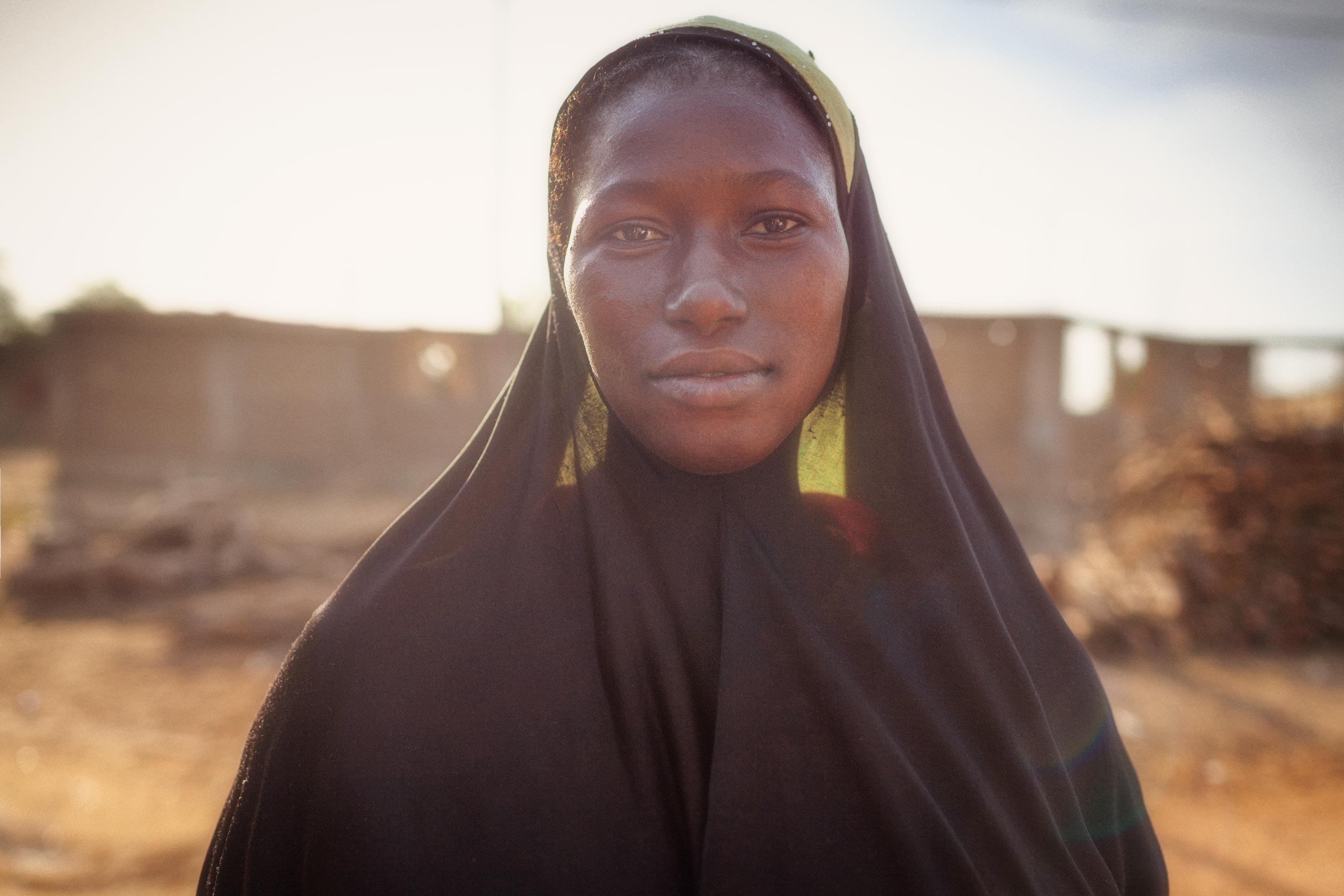 Frau vor ihrem Haus in Mali Afrika