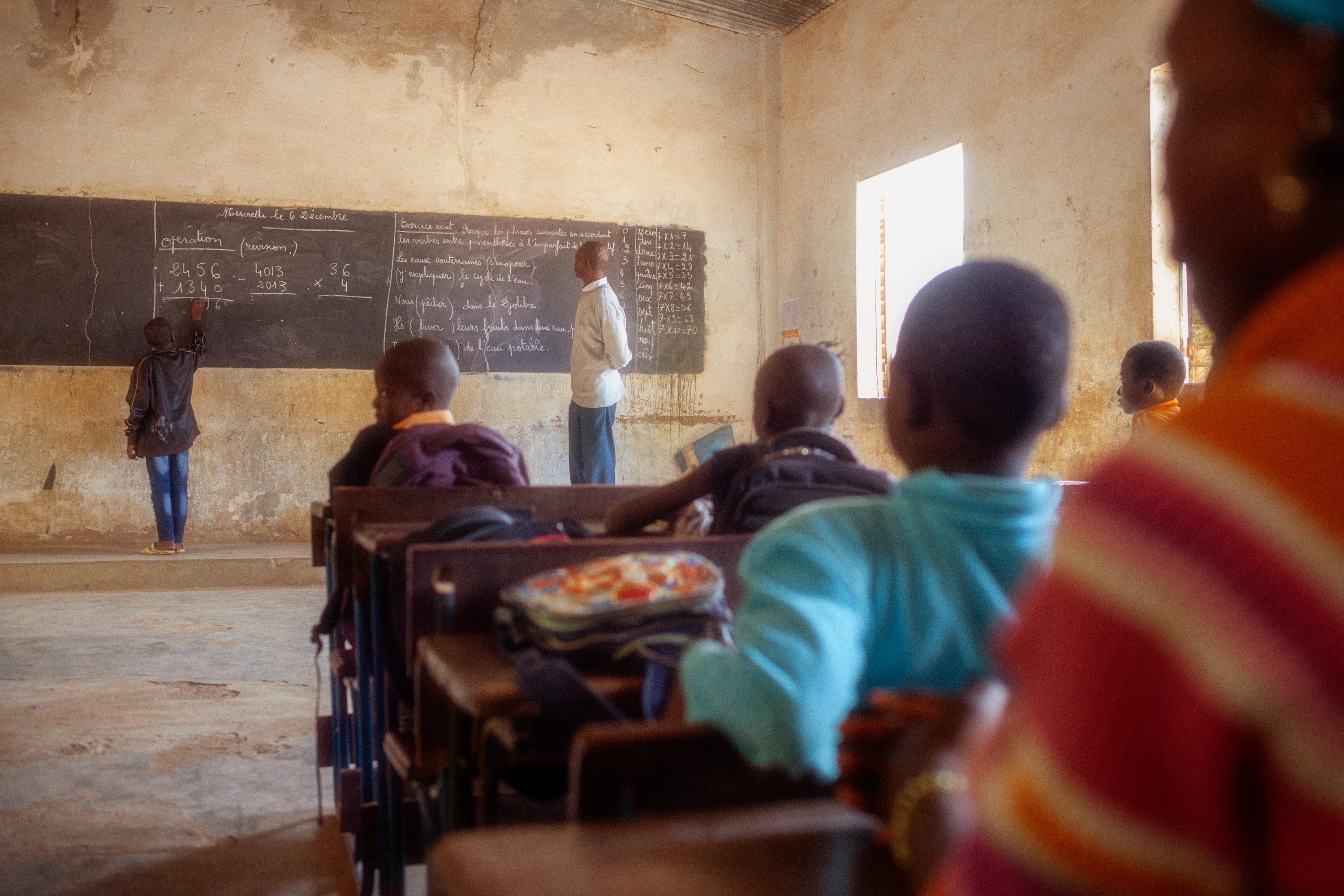 Klassenraum - Schüler und Lehrer in der Schule in Mali Afrika