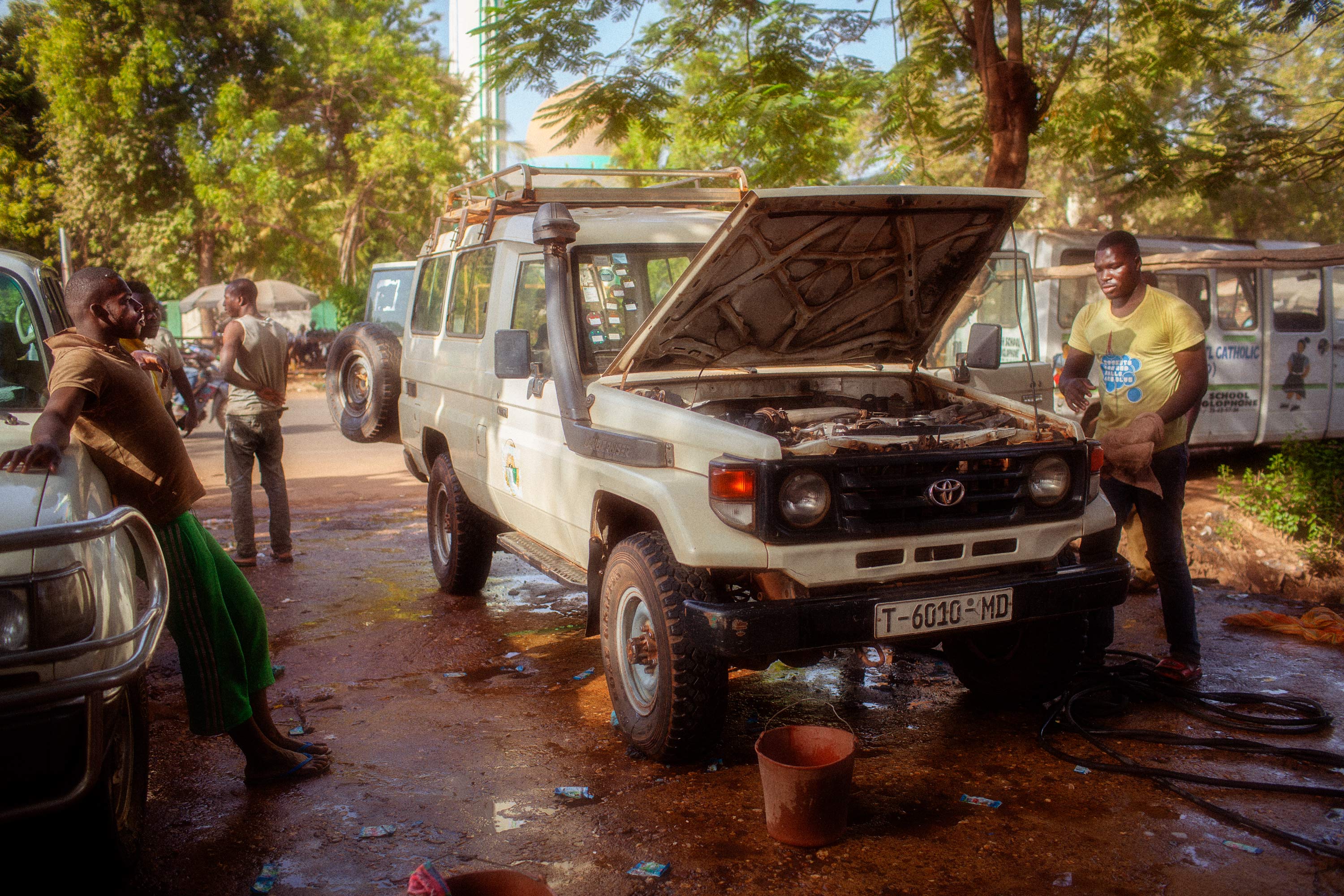 Ein Auto wird gewaschen und gewartet in Mali